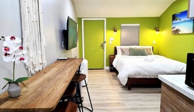 Private Urban Oasis Near SF - w/kitchenette 22421B