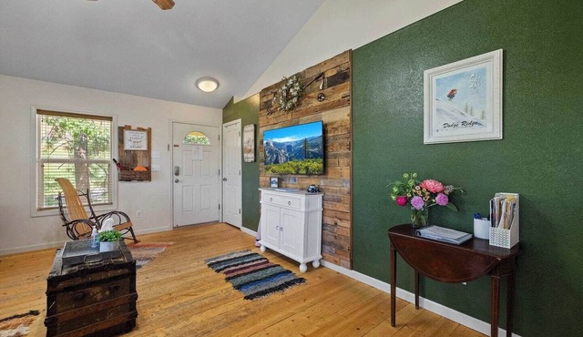 Quiet 2-Bedroom Forest Cabin Near Yosemite | Private Retreat Upgrades