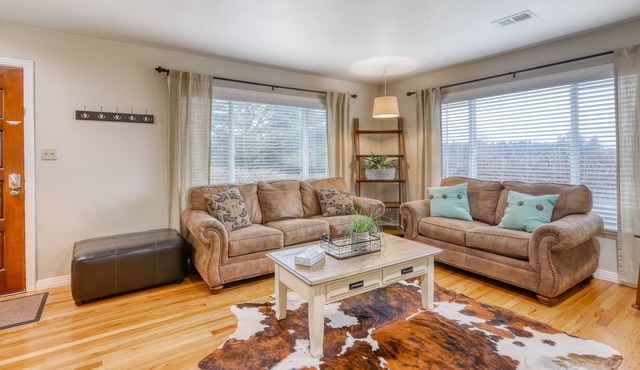 Quiet & comfortable house w/gas grill - drive to beaches & amazing sunset spots! in McKinleyville