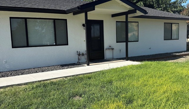 Quiet Country Charm 3-bedroom , 2-bath house perfect location/minutes to town