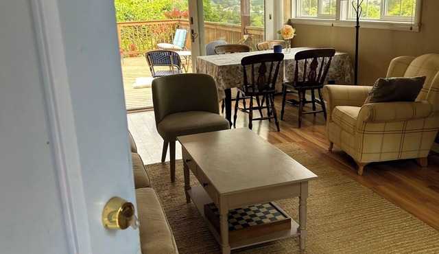 Quiet garden cottage with view deck in San Rafael