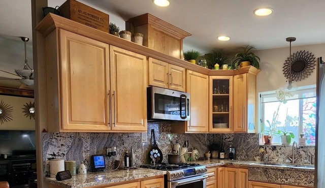Quiet Home 1 BR 1 Bath. Sleeps 2. Gym & Kitchen. Trees & Garden!