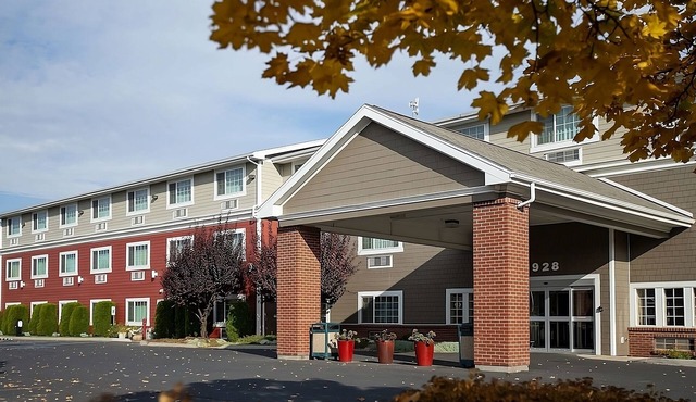 Rare Find! 2 Gorgeous Rooms, Pool, Free Breakfast, Near Downtown Main Street in Pullman