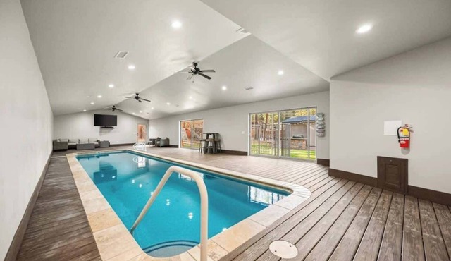 Rare Indoor Pool, Game Room & Courts, 5 Blocks to Snow Summit