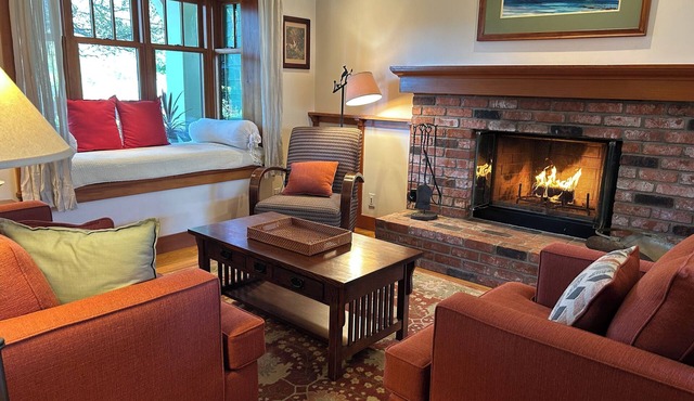 Regal Craftsman, Quiet, Workable, Family Friendly, Walk to Coffee/Dining
