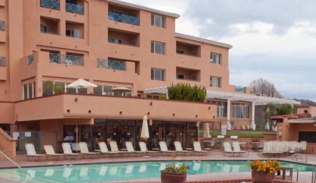 Relax and Recharge! Full Kitchen, Pool, Free Parking, Near Avila Beach Pier