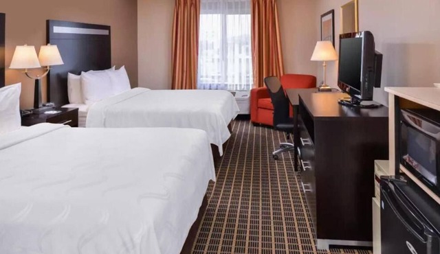 Relax and Unwind! 4 Comfortable Units, Free Breakfast, Walk to Convention Center