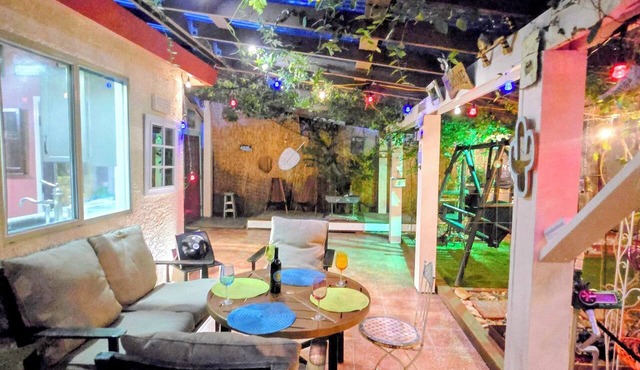 Relax with the whole family at this peaceful tropical backyard oasis to stay.