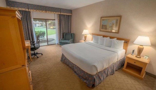 Relaxing King Stay Near Forestiere Gardens & Fresno Airport! Gym Access
