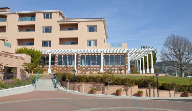 Relaxing Overnight Stay! Full Kitchen, Onsite Pool, Free Parking