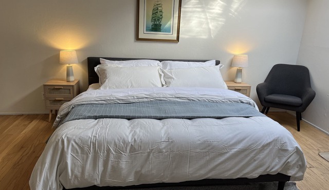 Relaxing Retreat: 3 bedroom overlooking the bay. Dog-friendly!