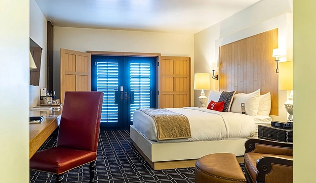 Relaxing Room in Covetable Santana Row! W/Valet Parking, Outdoor Pool!