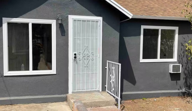 Remodeled 2-Bedroom House 2 Miles From DTLA With Free Parking