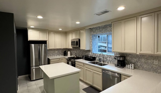 Remodeled Apartment in Crockett! Great for 4