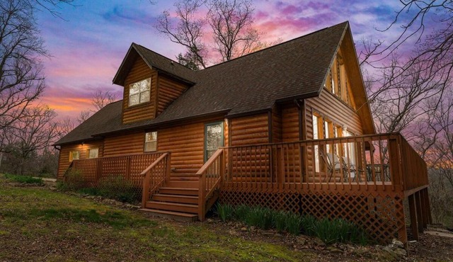 Remodeled Lakefront Cabin, shuffleboard, Starlink in Eagle Rock