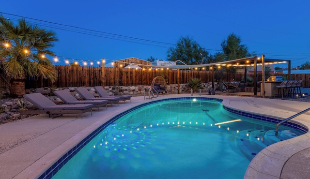 Remodeled Retreat~Pool~Game Room~Boat Parking~BBQ~AC~1.5 miles to Lake!