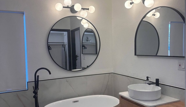 Renovated Private Studio Suite + Kitchen & Parking