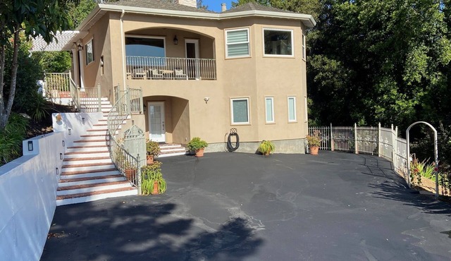 Rent the Bedroom Suite #4 for one person sharing the Villa with three housemates