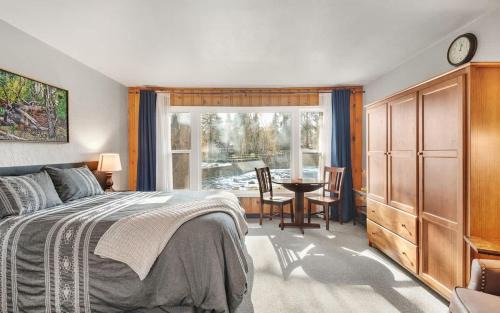 Riverfront Studio with Trail access in Bend