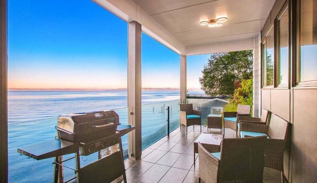 Rolling Bay Villa: Waterfront Haven in Bainbridge in Bainbridge Island