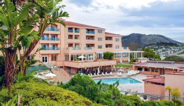 Romantic Beach Escape! Outdoor Pool, Gym, Free Parking! Near Avila Beach Pier!