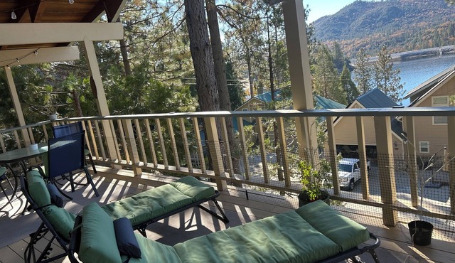 Romantic King Bedroom Suite, mini kitchenette, Lake & Mtn Views! 1 No Shed Pet.
