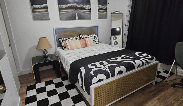 room in a house with WiFi, AC, Microwave, Refrigerator, Tv, private entrance.