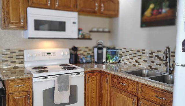 Roseville Studio - Fast WiFi - Full Kitchen - Near Multiple Hospitals