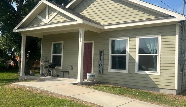 Rustic Coastal 2BR on 6 Acres - 3 miles from Harbor and 12 minutes from Port A in Aransas Pass