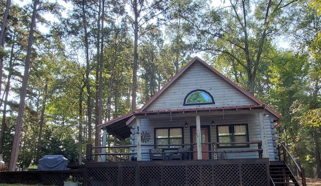 Rustic Log Cabin on beautiful Lake Hawkins in Hawkins