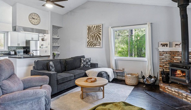 Saltbox Condo with Fireplace, near Quechee Village in Quechee
