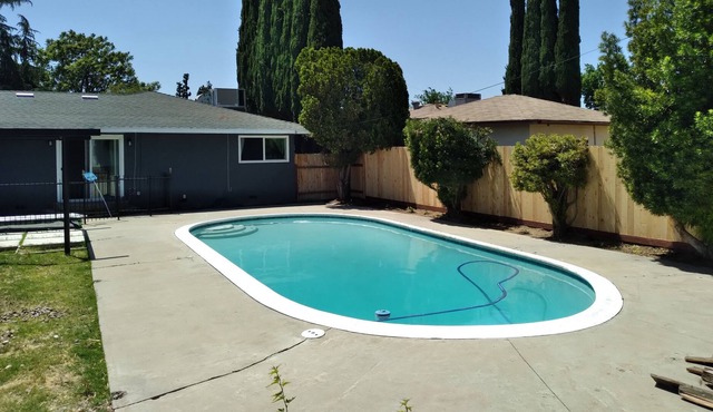 Sambanni Inn "Cozy" large pool and back yard relaxing quite home.