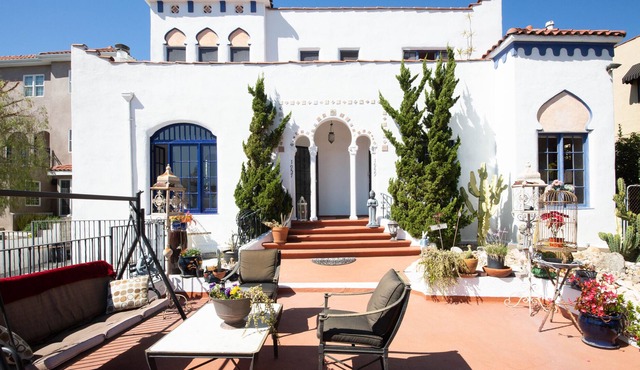 Scenic views near Griffith Park in a quiet area that's moments from Hollywood!