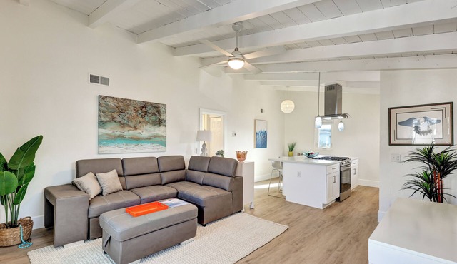Sea Glass 222 |Walk to Beach, Pier & Downtown | King Bed | Parking