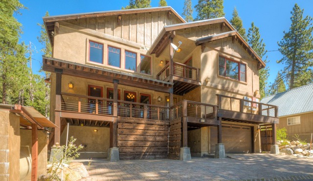 Secluded, dog-friendly home with a private hot tub, gas fireplace, washer/dryer