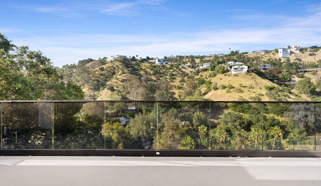 Secluded Hollywood Hills Retreat w/Mountain Views & Private Balcony