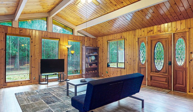 Secluded, single-level getaway with a large yard, gas fireplace, & dog friendly in Bellingham