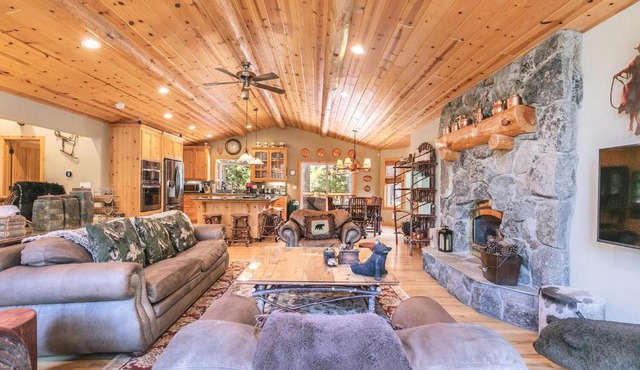Secret Garden Lodge - 4BR Walking Distance to the Lake, Hot Tub, Close to Ski Resorts!