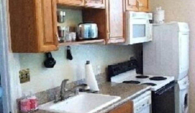 SECURITY, PRIVACY, YARD and PARKING; (4 miles to the Convention center)