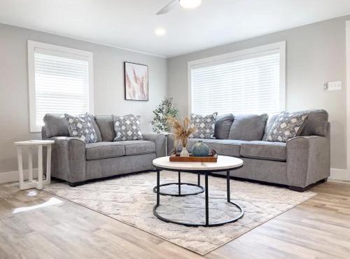 Sequoia Living Pet Friendly with Fenced Yard