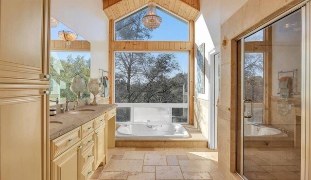 Serene Mountain Estate Near Yosemite –7BR Spacious, Game Room, Hot Tub.