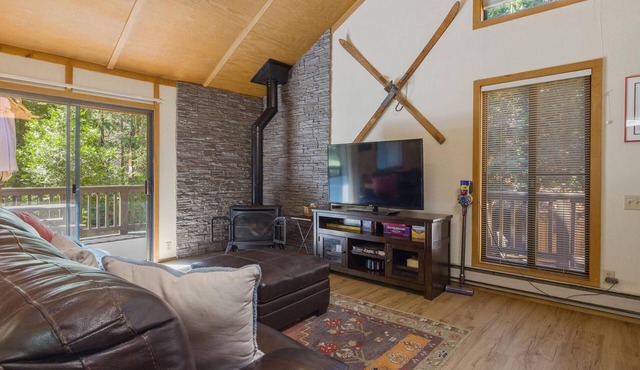Serenity Townhouse: Mountain Views, Pool &Hot Tub