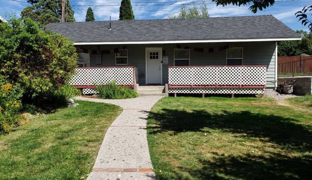 Shasta Bella - Darling downtown 1-br cottage.