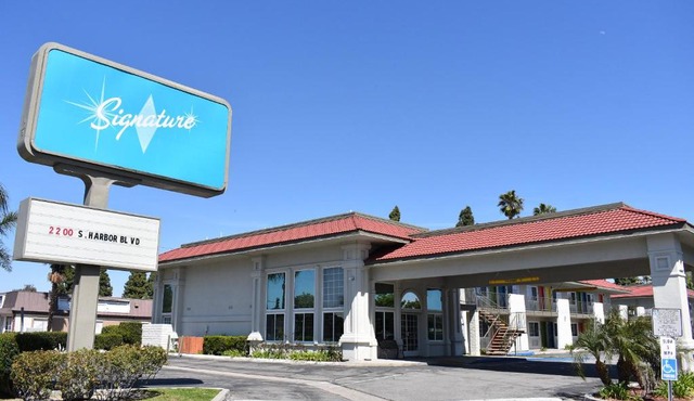 Signature Anaheim Maingate