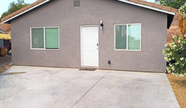 Single story Casita, 2 car parking, 5 min to strip