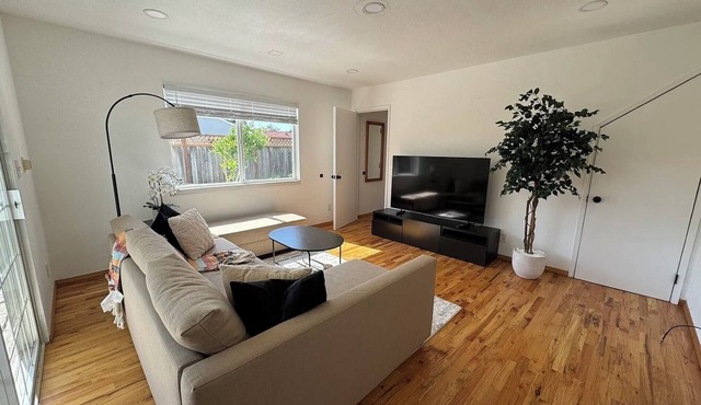 SJ Travelers dream home! Spacious 4bed 4bath house in a quiet neighborhood.