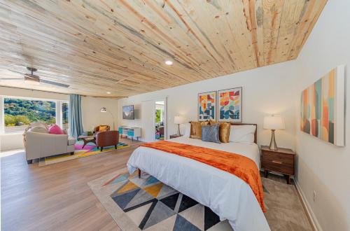 Skyfalls Retreat Mid-Century Guesthouse near Yosemite