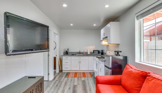 Sleek San Fernando Studio ~ 14 Mi to Universal