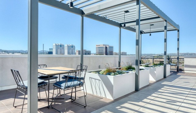 Sleek Woodland Hills 1BR w/Pool & Gym, near Warner Center, by Blueground