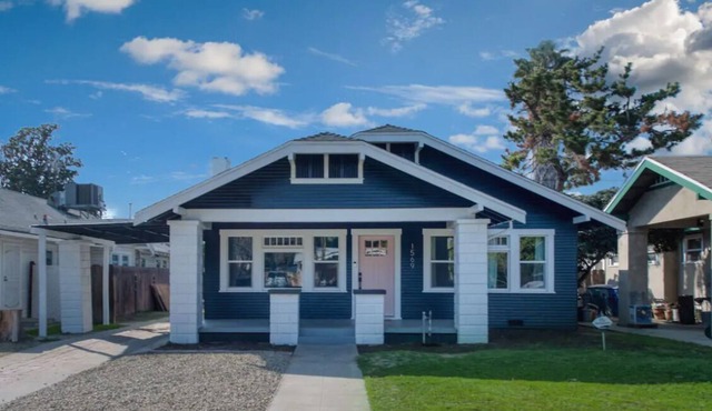 Sleeps 12 (w/Bunk Beds) : Pink Door Dream Home!
